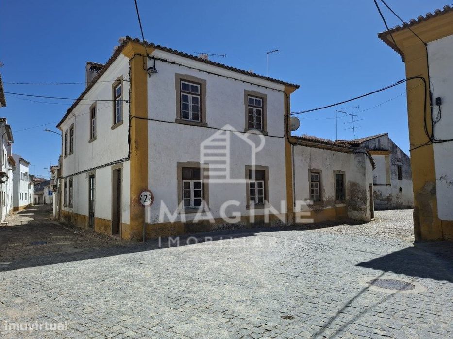 Casa senhorial no Largo do Adro da Igreja, para recuperar em Alpalh...