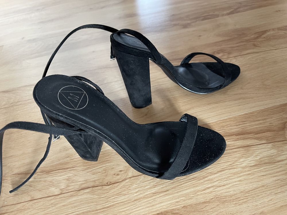Buty na obcasie paski