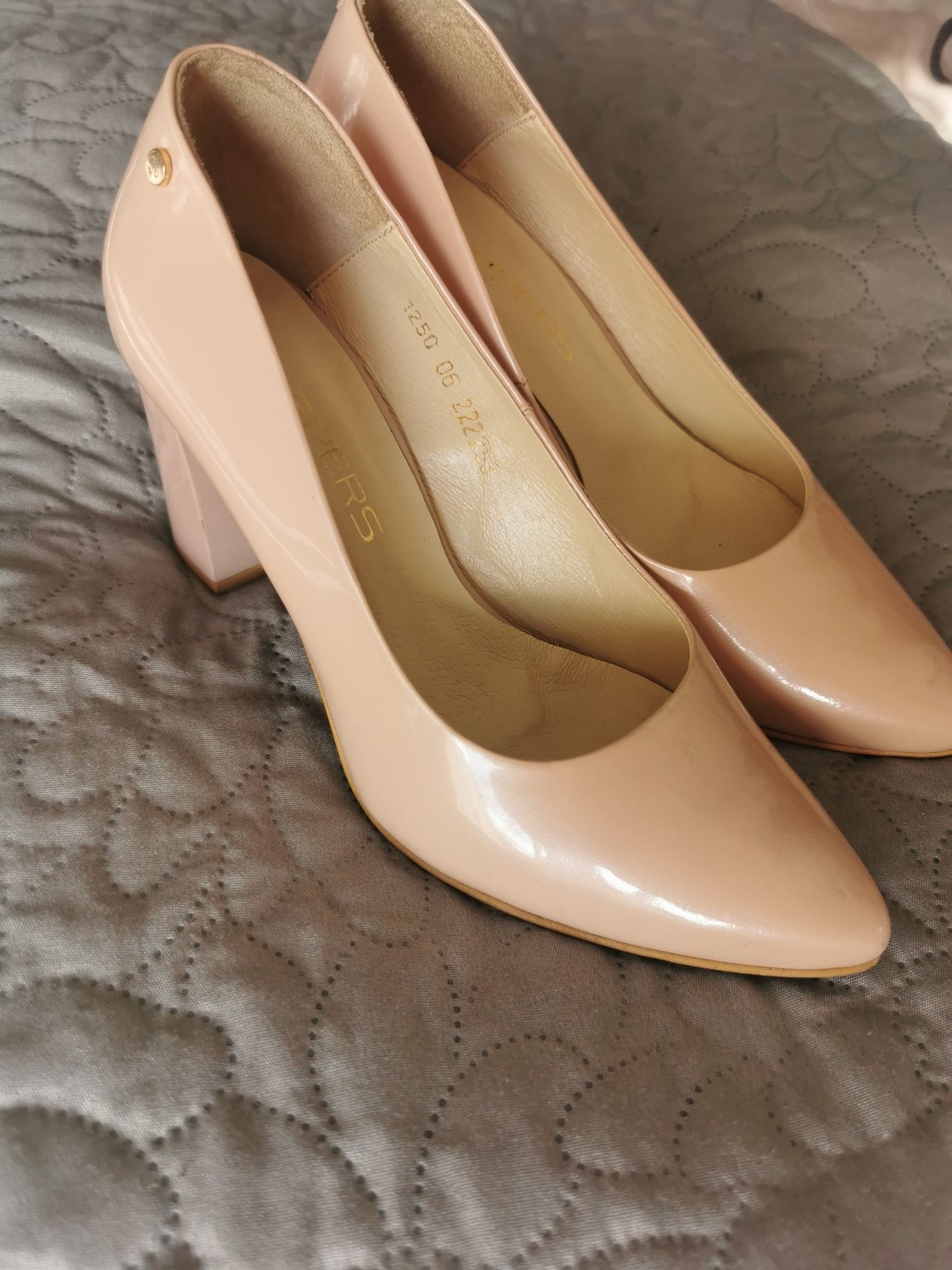 Buty na obcasie r. 37 Harpers, skóra