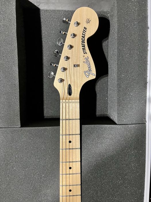 Fender Stratocaster (replika). Możliwa zamiana na inny sprzęt.