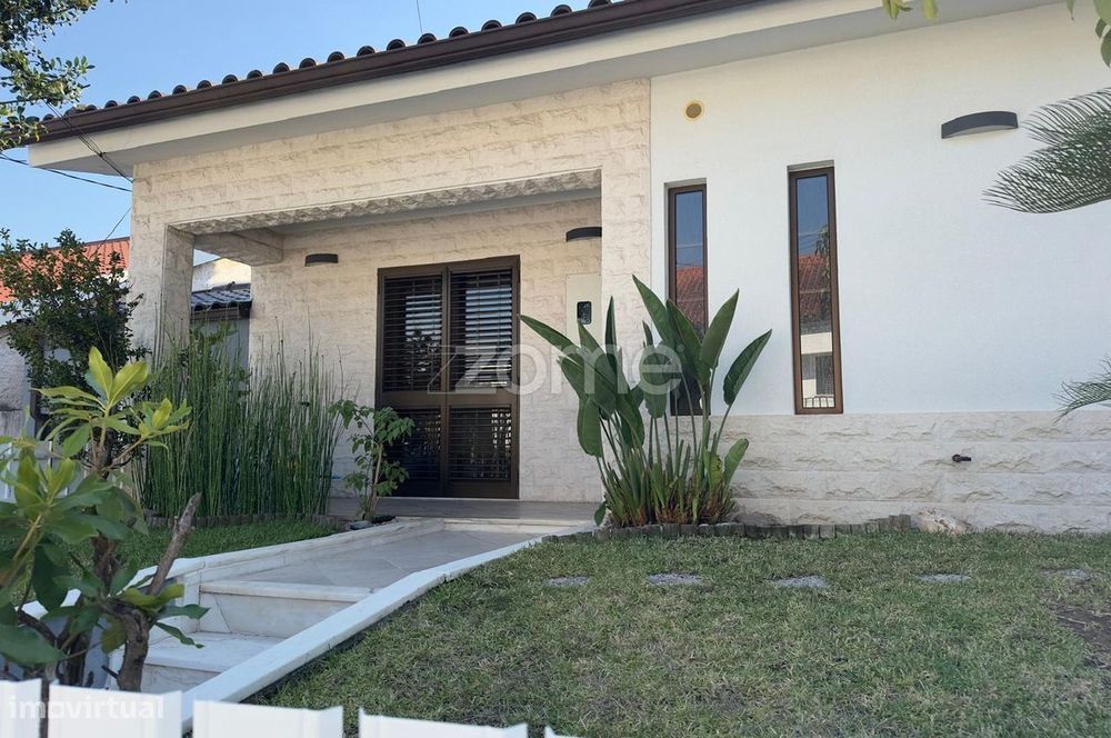 Moradia unifamiliar com jardim, garagem e anexos | Antuzede, Coimbra