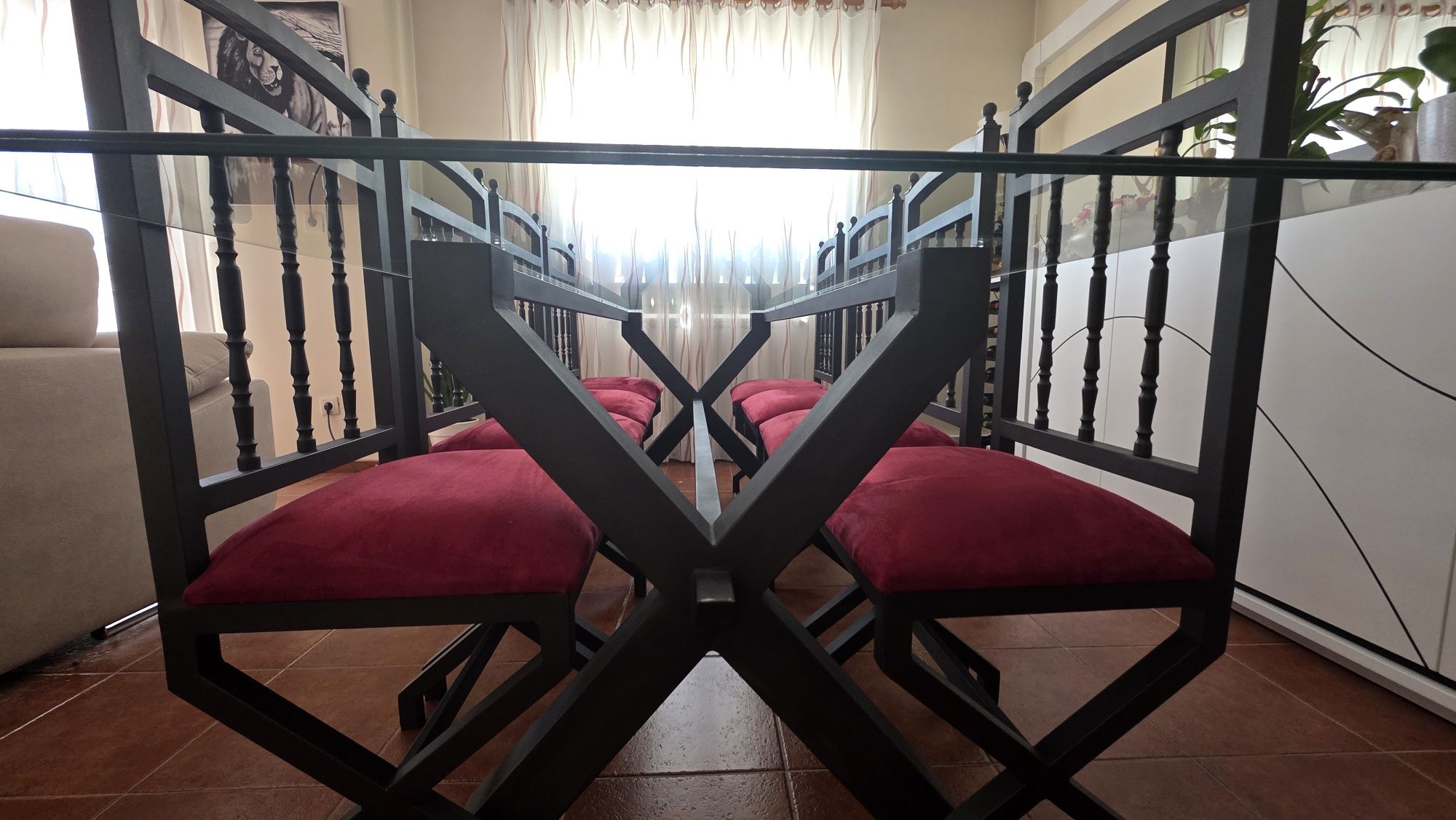 Conjunto de Sala de Jantar – Mesa em Ferro Fundido com Vidro + 8 Cadei