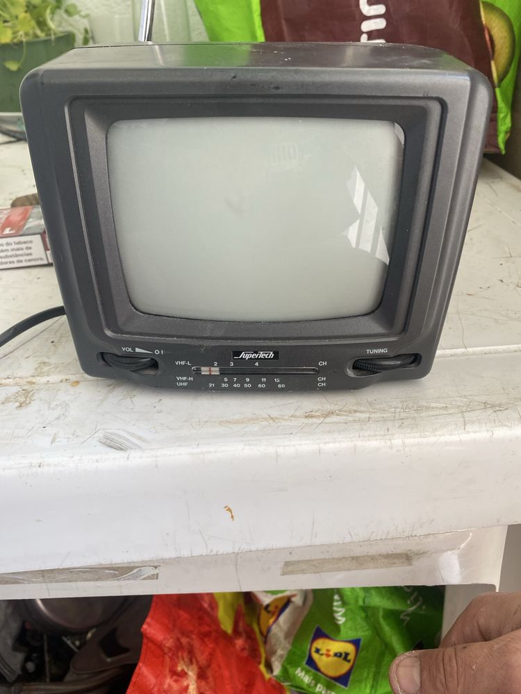 Tv antiga a trabalhar bem