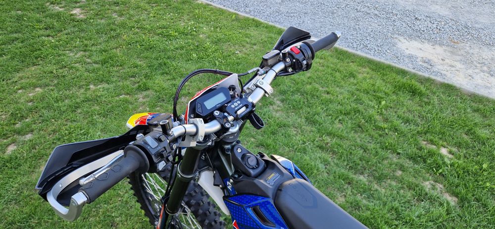 Surron Ultra Bee. Homologacja*Red Bull*Zarejestrowany