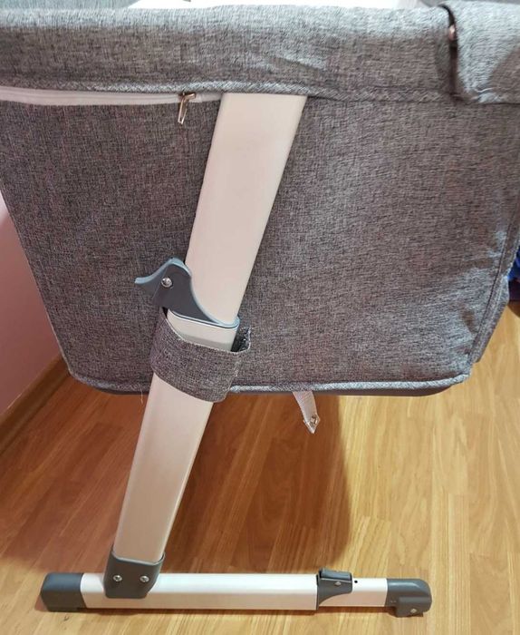 Berço de viagem cinza.