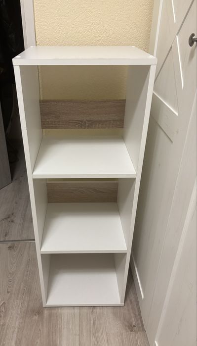 Sprzedam białą szafkę / regał w bardzo dobrym stanie.
