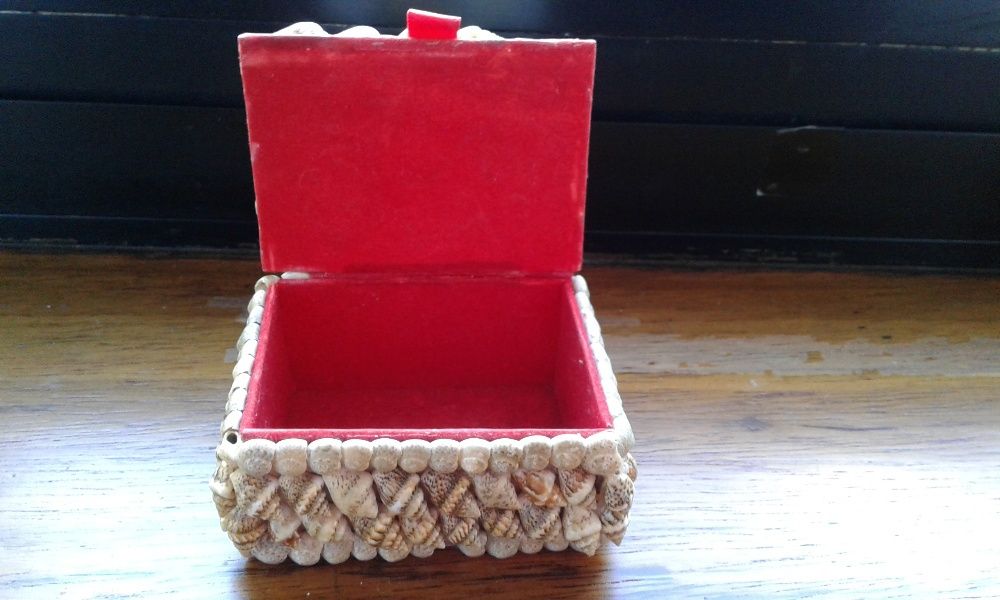 Pequena caixa coberta de conchas naturais
