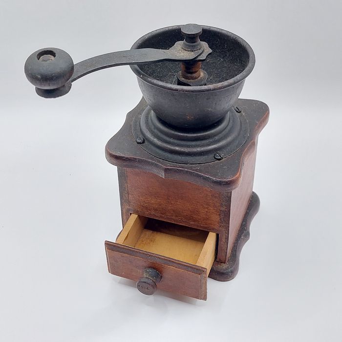 Stary młynek do kawy ręczny