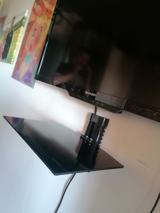 Półka szklana pod telewizor