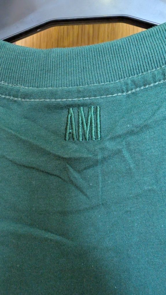 T-shirt Ami Paris. Tamanho L