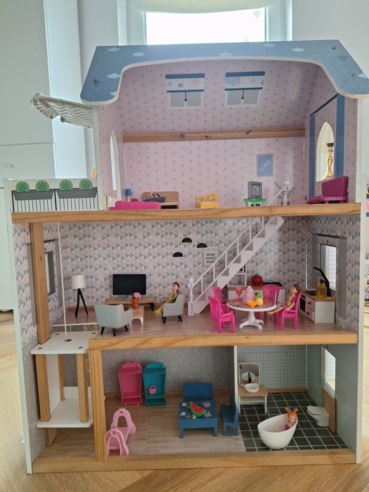 Drewniany domek dla lalek