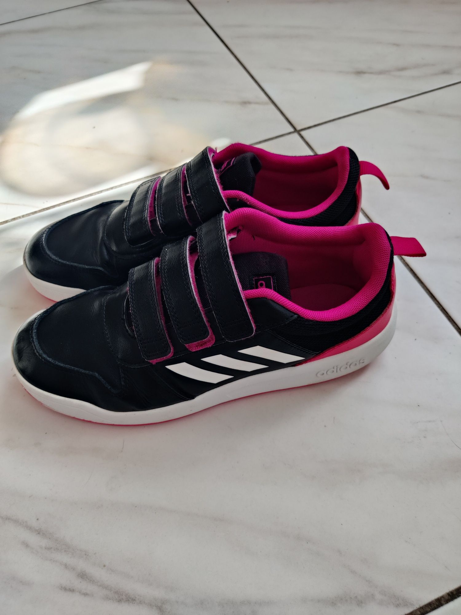 Кросівки Adidas, мокосини, спортивне взуття