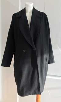 Klasyczny płaszcz czarny jednorzędowy