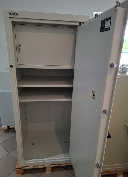 Szafa pancerna Novcan, dwa zamki 250 kg, skrytka 160/70/60 cm
