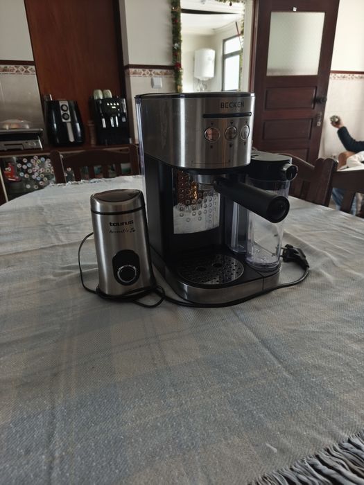 Máquina de café e moedor de grãos