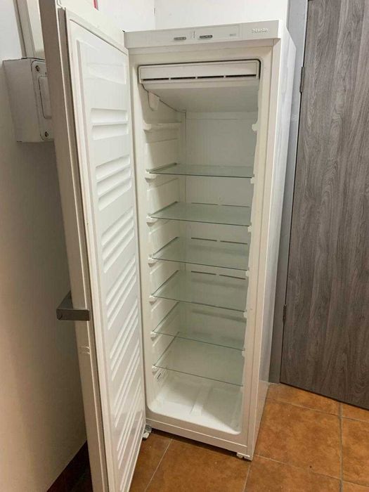 Морозильна камера MIELE