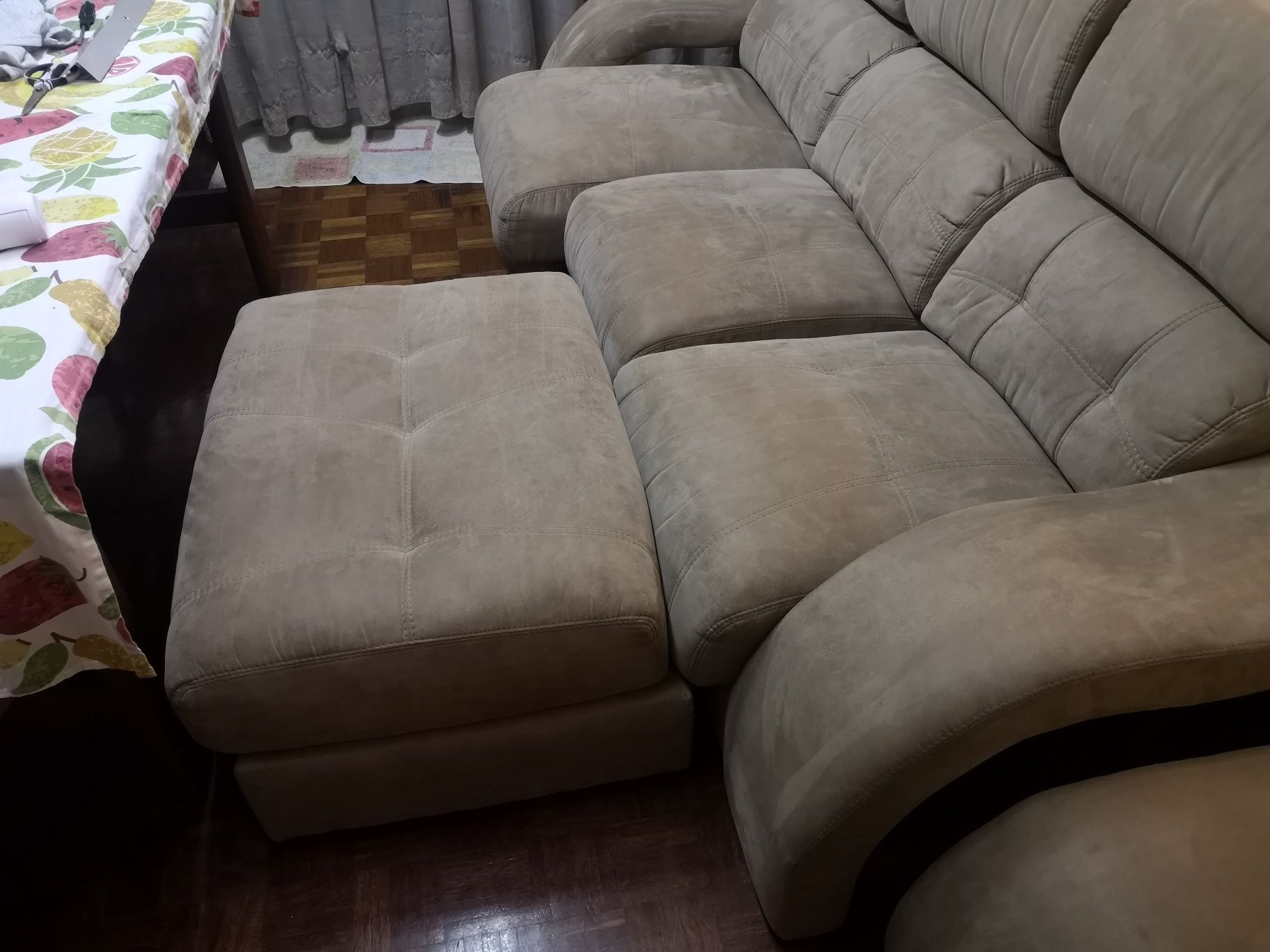 Sofá "De Luxe" + banco/mesa em camurça de excelente qualidade