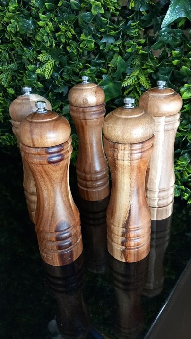 Saleiro/pimenteiro em madeira