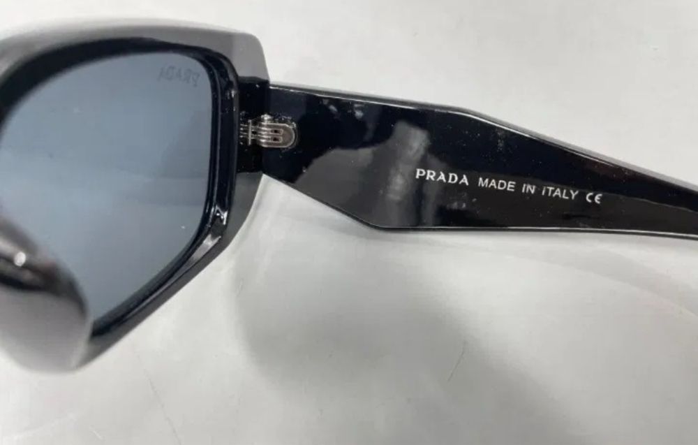 Oculos escuro com acessorio e caixa