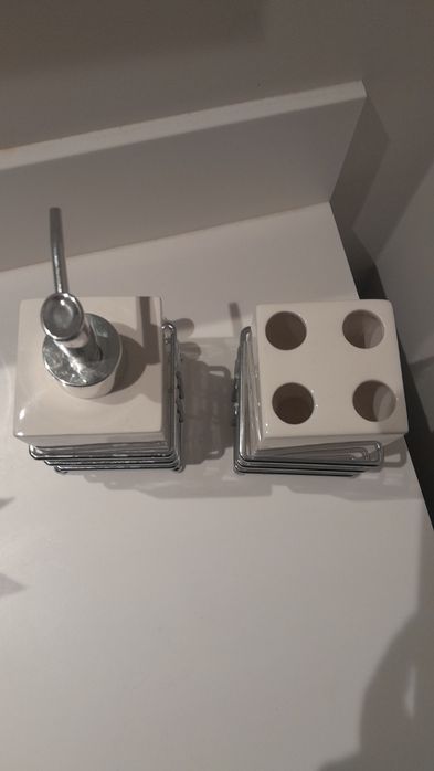 Dispensadorsabonete e porta escovas de dentes casa de banho