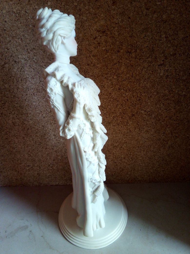 Витончена статуетка дівчини в мереживній сукні , Каподимонте .