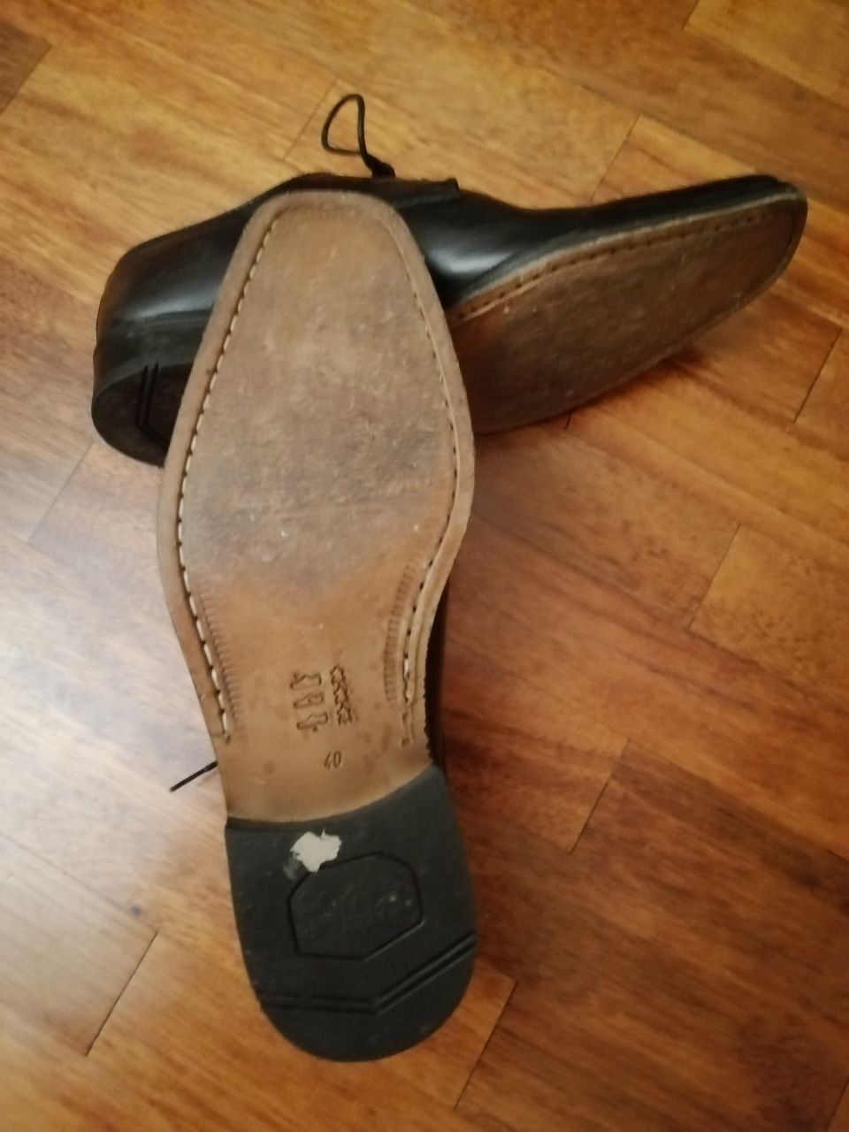 Sapatos de homem em pele com sola de couro