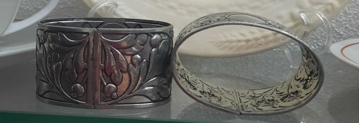 Argolas de guardanapo em estanho fundido