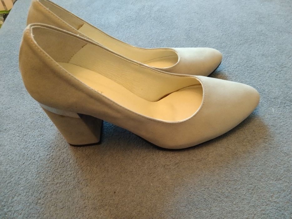 Buty na obcasie beżowe