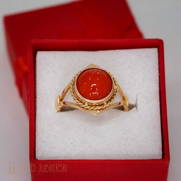 Złoty pierścionek z koralem naturalnym.