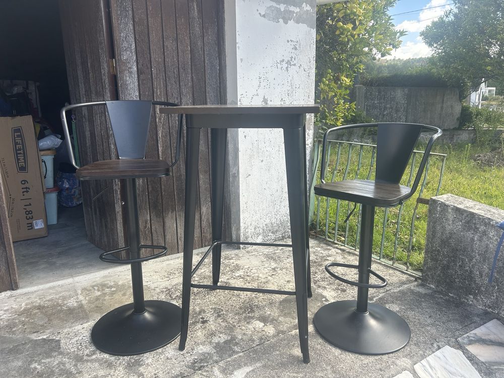 Mesa em madeira com bancos
