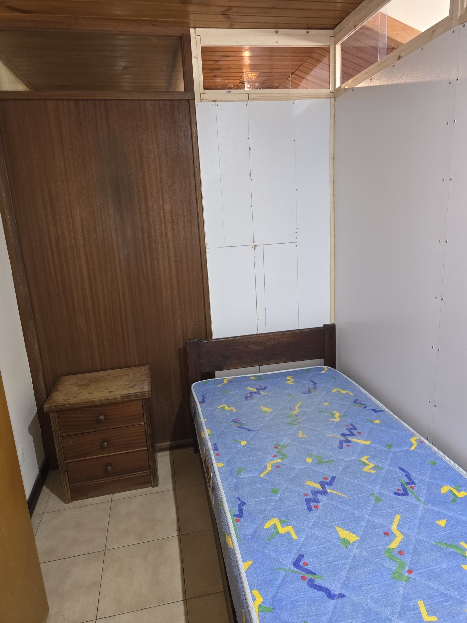 Quarto individual Metro João de Deus Gaia