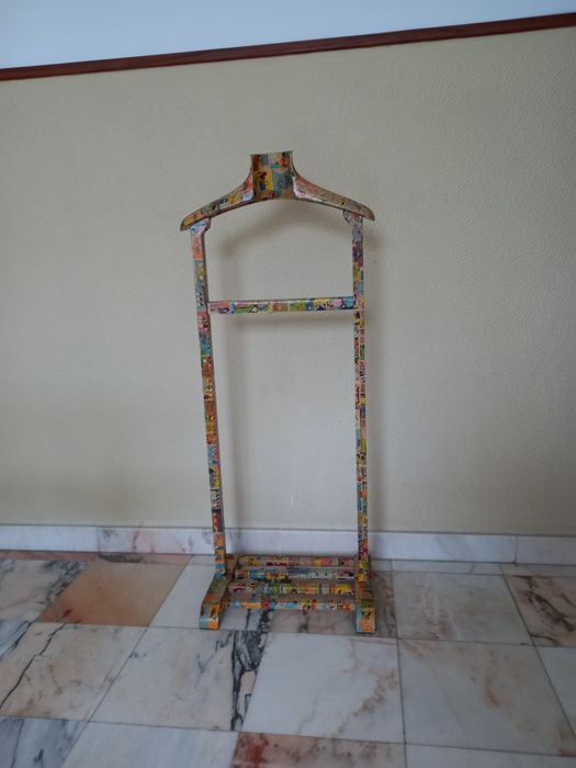 Cabide antigo forrado com banda desnhada