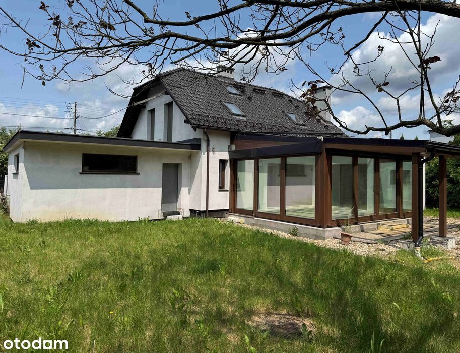 Dom z ogrodem zimowym i domkiem dla gości