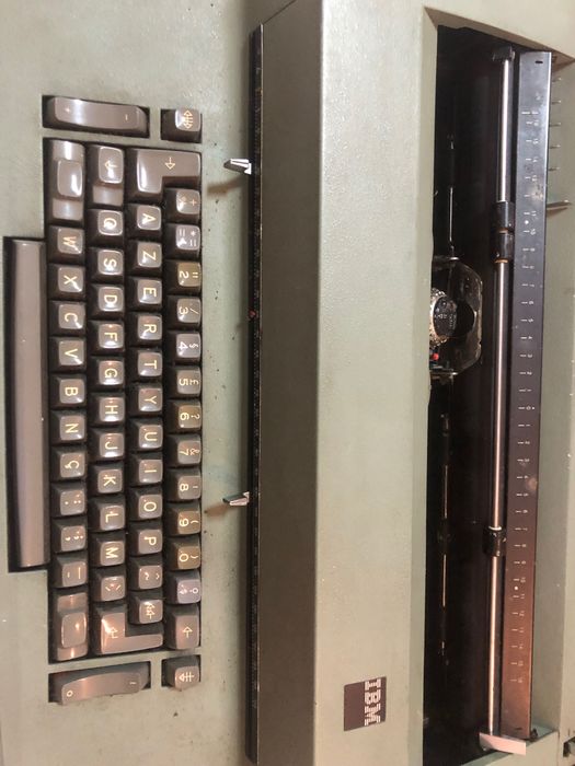 Maquina de escrever elétrica IBM