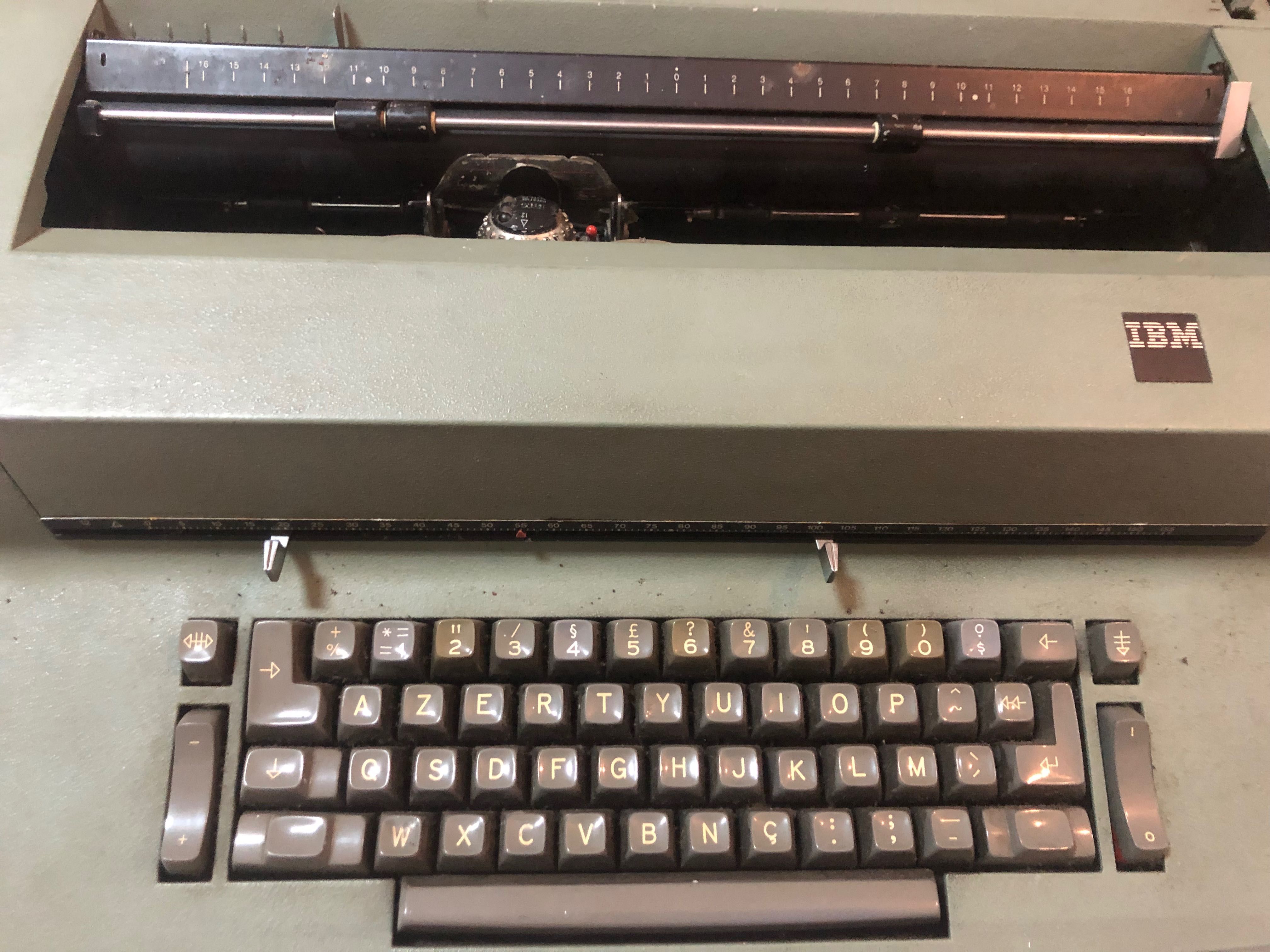 Maquina de escrever elétrica IBM