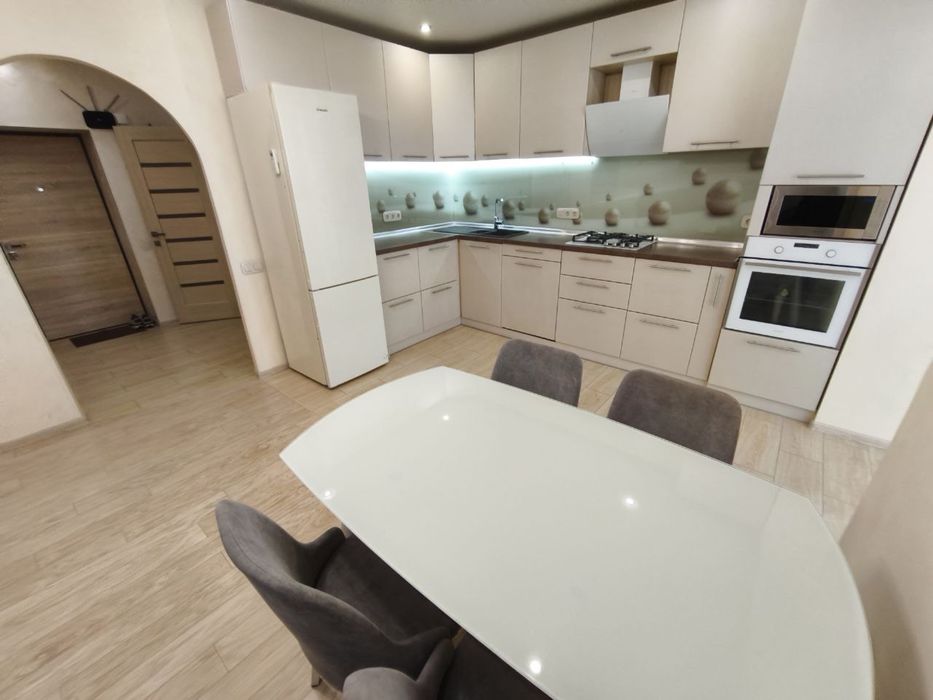 Продам 3 к кв Днепровская Брама 1