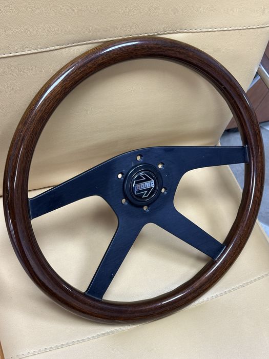 Червоне дерево momo ML38 KBA 70100 1989р до класичних спортивних авто