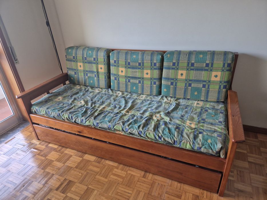 Sofá-cama em madeira