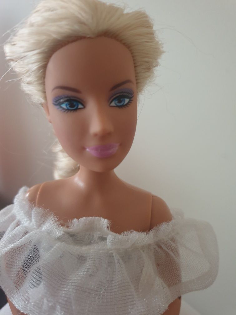 Barbie noiva com mala de viagem