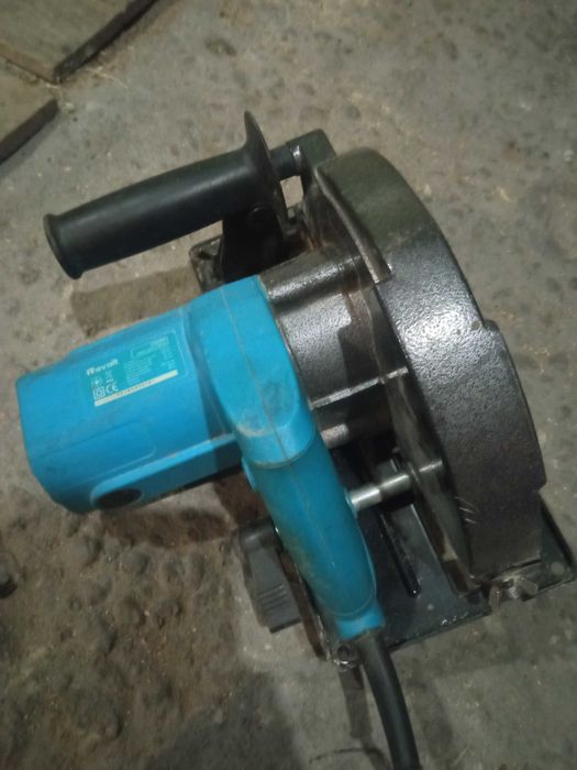 Циркулярная дисковая пила по дереву