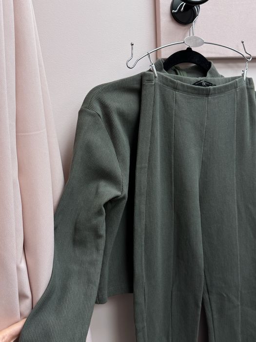 Стильний костюм в рубчик Колір: оливковий