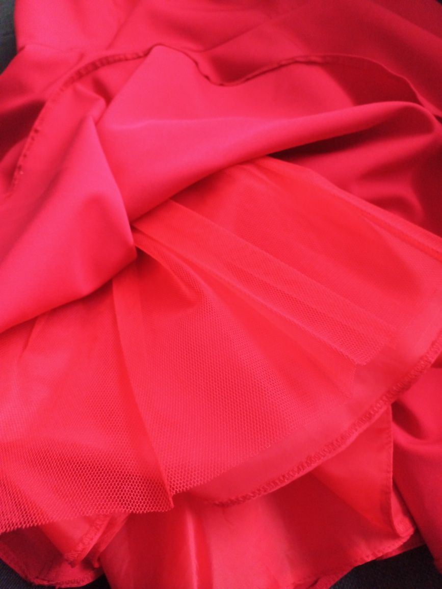 Piękna czerwona sukienka w rozmiarze M