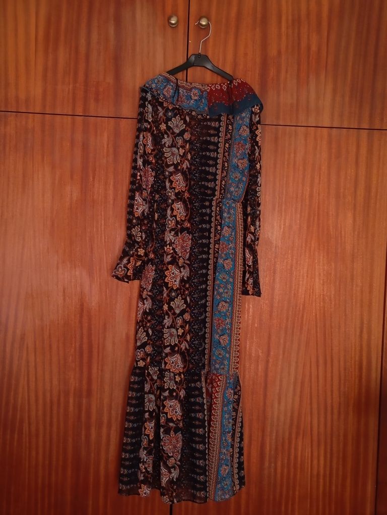 Vestido florido, com alguma transparência.