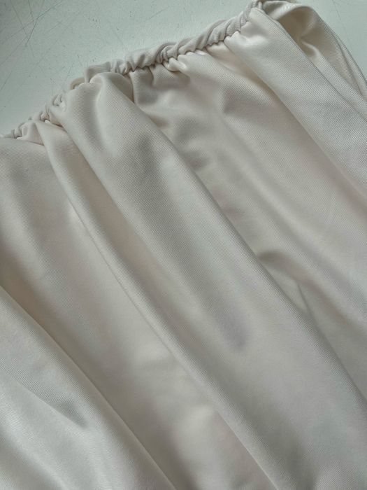 Біла сукня на одне плече з вирізом