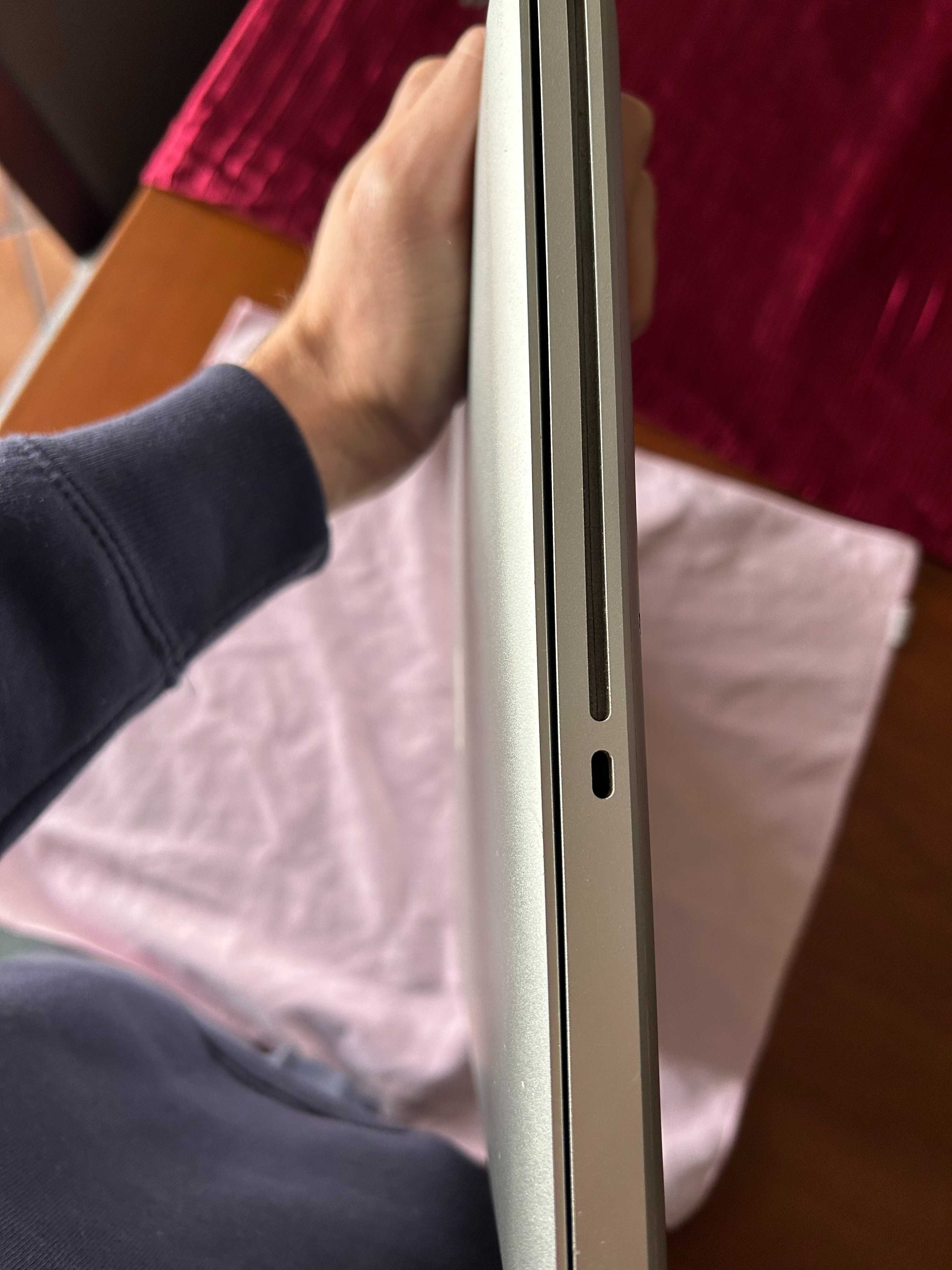 Macbook Pro 2009 C2D 4GB Mem 250GB HDD