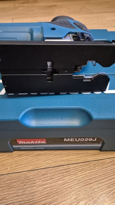 Makita Wyrzynarka z podcinaniem plus MAKPAC 720W 4351FCTJ Dioda LED
