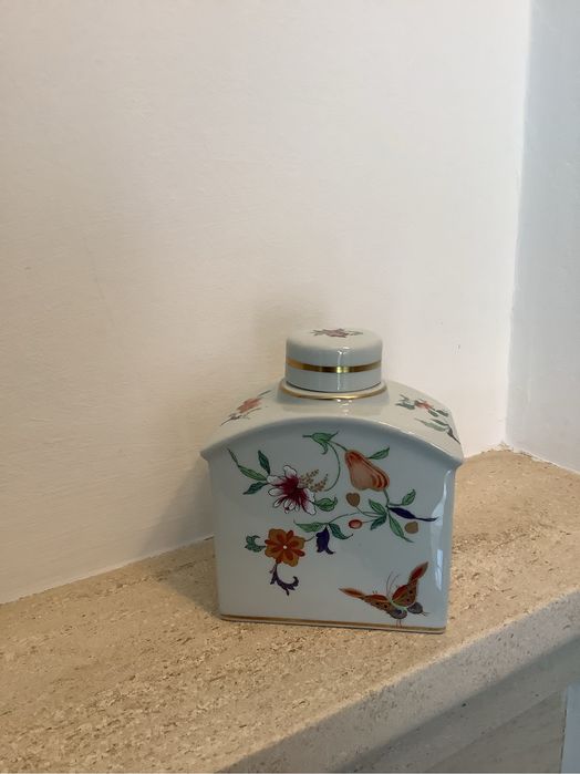 Frasco da Vista Alegre.como novo. Faz parte de coleção Samatra com outras peças com mesmo desenho.