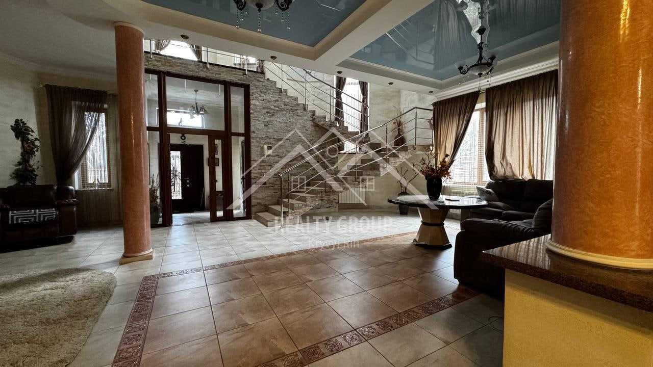 Оренда розкішного двоповерхового будинку в центрі міста