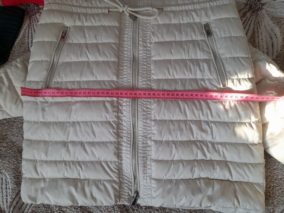 Курточка молочного кольору