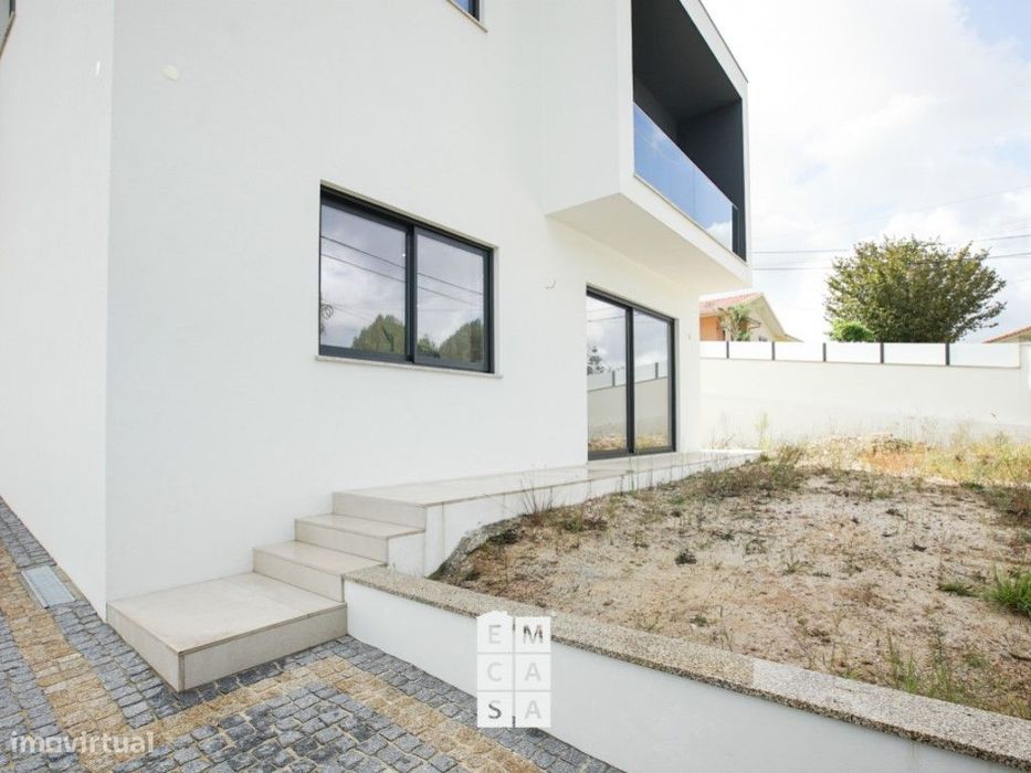 Moradia Isolada T4 Nova com 3 suites - A 2 Minutos do Centro de San...